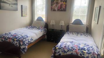 4 bedrooms, iron/ironing board, WiFi, bed sheets