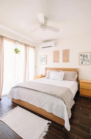 2 bedrooms, iron/ironing board, WiFi, bed sheets - Siesta Key Hot Tub Cottage, Sleeps 6. Kid Friendly (Sarasota)