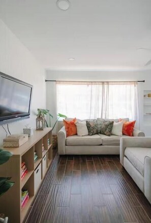 TV - Siesta Key Hot Tub Cottage, Sleeps 6. Kid Friendly (Sarasota)