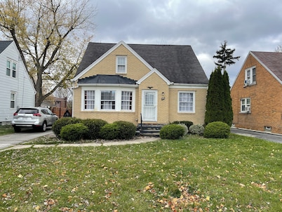 Spacious 4-Bedroom Home Near Buffalo Airport & Downtown 2 Full Baths