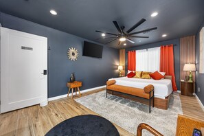 4 bedrooms, desk, iron/ironing board, travel crib