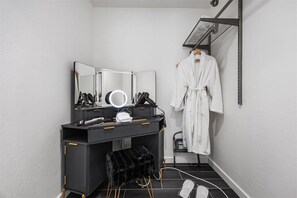 Interior - KingBeds| Skylight|1GB Wi-Fi| Step-free| Clean (Bakersfield)