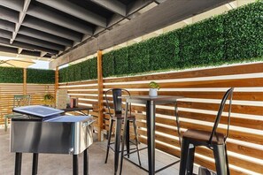 Outdoor dining - KingBeds| Skylight|1GB Wi-Fi| Step-free| Clean (Bakersfield)