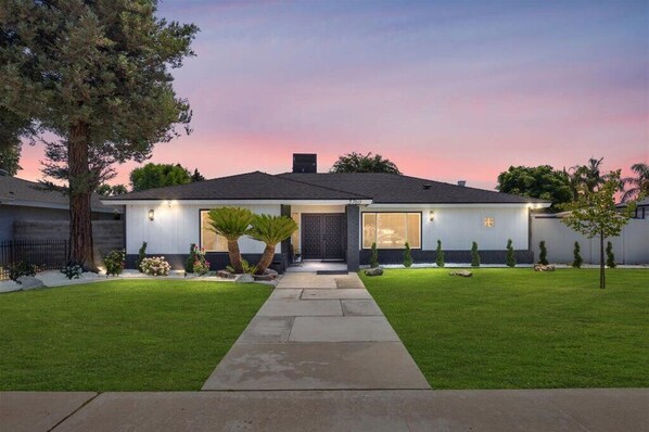 Exterior - KingBeds| Skylight|1GB Wi-Fi| Step-free| Clean (Bakersfield)