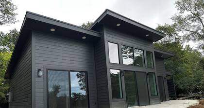 The Ledge on Lookout! 2 Bedroom brow cabin with private hot tub and a view!