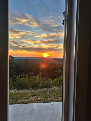 Interior - The Ledge on Lookout! 2 Bedroom brow cabin with private hot tub and a view! (Fort Payne)