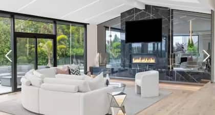 Modern Luxury Private Oasis on the Escarpment in Burlington. Mins from the Lake!