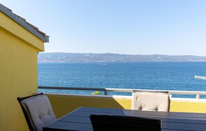 تناول الطعام بالخارج