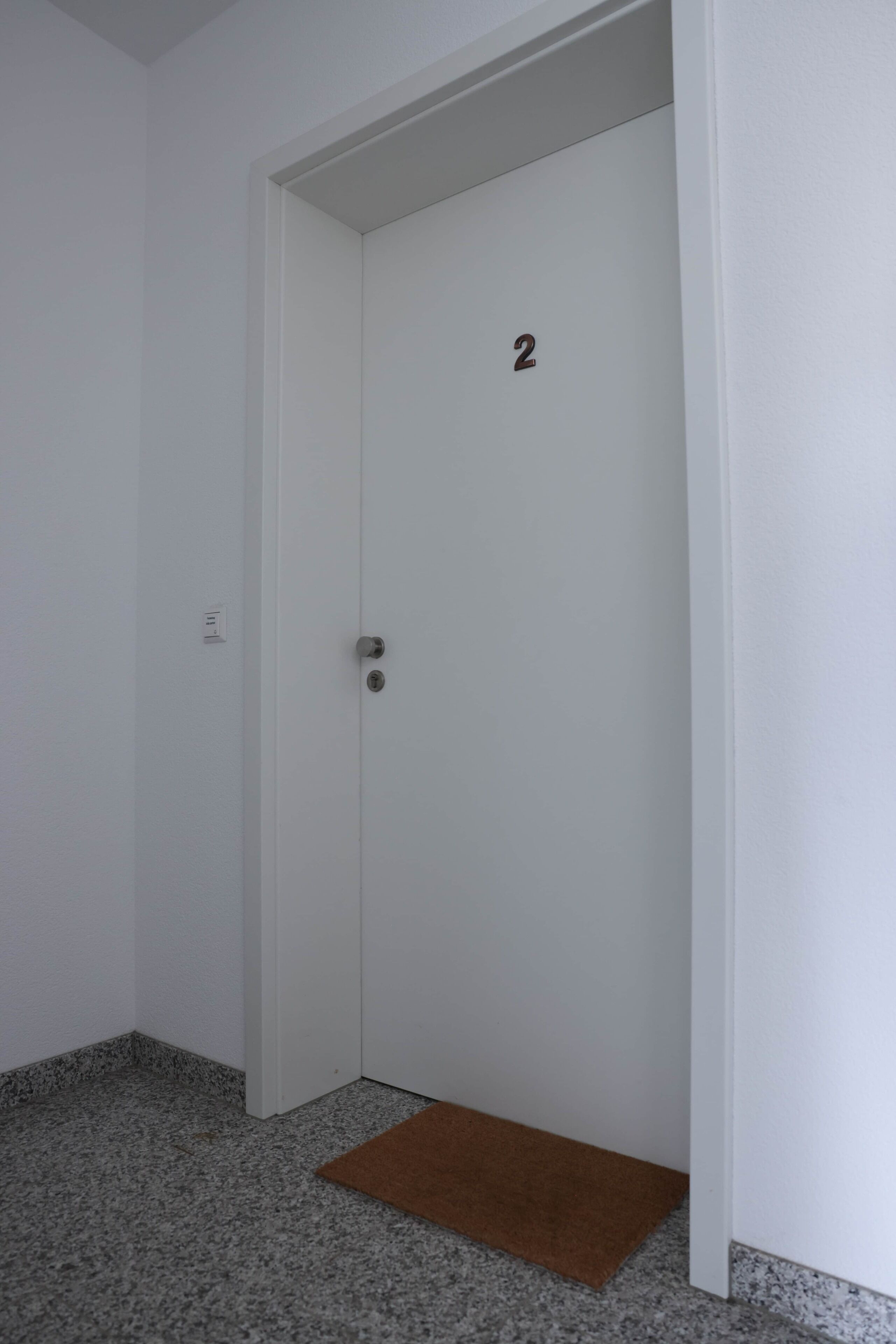 Una porta blanca tancada amb el número 