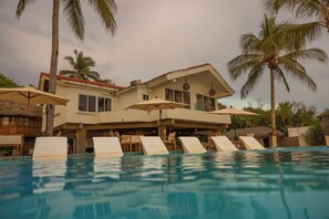 2 udendørs pools