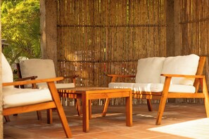 Bungalow, balcón | Área de sala de estar