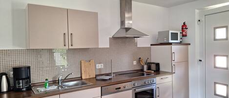 Mikrowelle, Herdplatte, Geschirrspüler