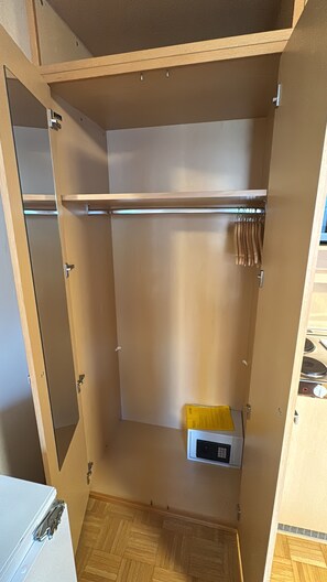 Caja de seguridad en la habitación y escritorio