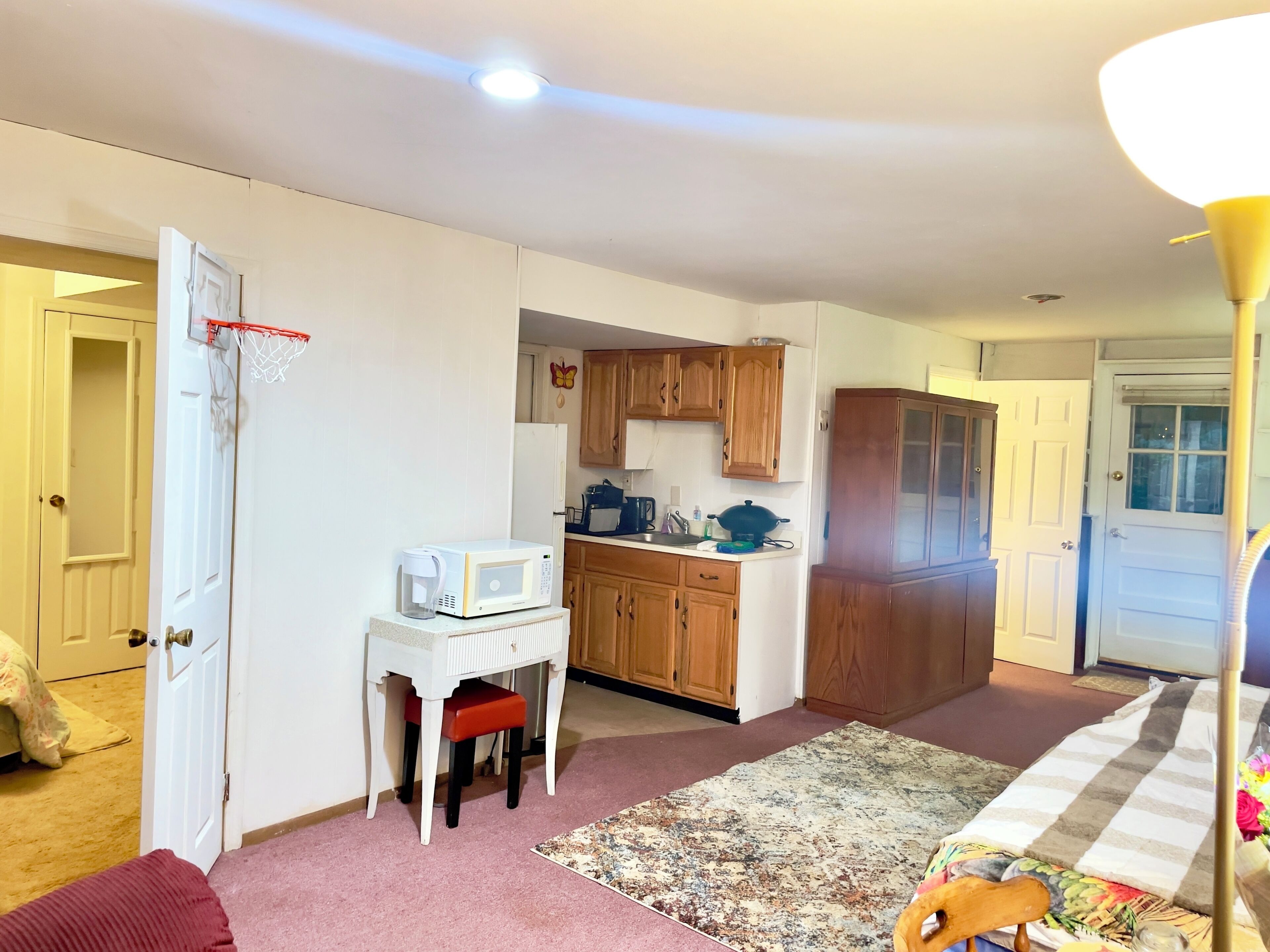 Un espacio habitable compacto con kitchenette, un pequeño comedor y un dormitorio.