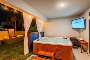 Interior - King Bedroom: Hot Tub, Grill, Netflix+Chill (Sarasota)