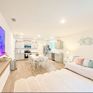 TV - King Bedroom: Hot Tub, Grill, Netflix+Chill (Sarasota)