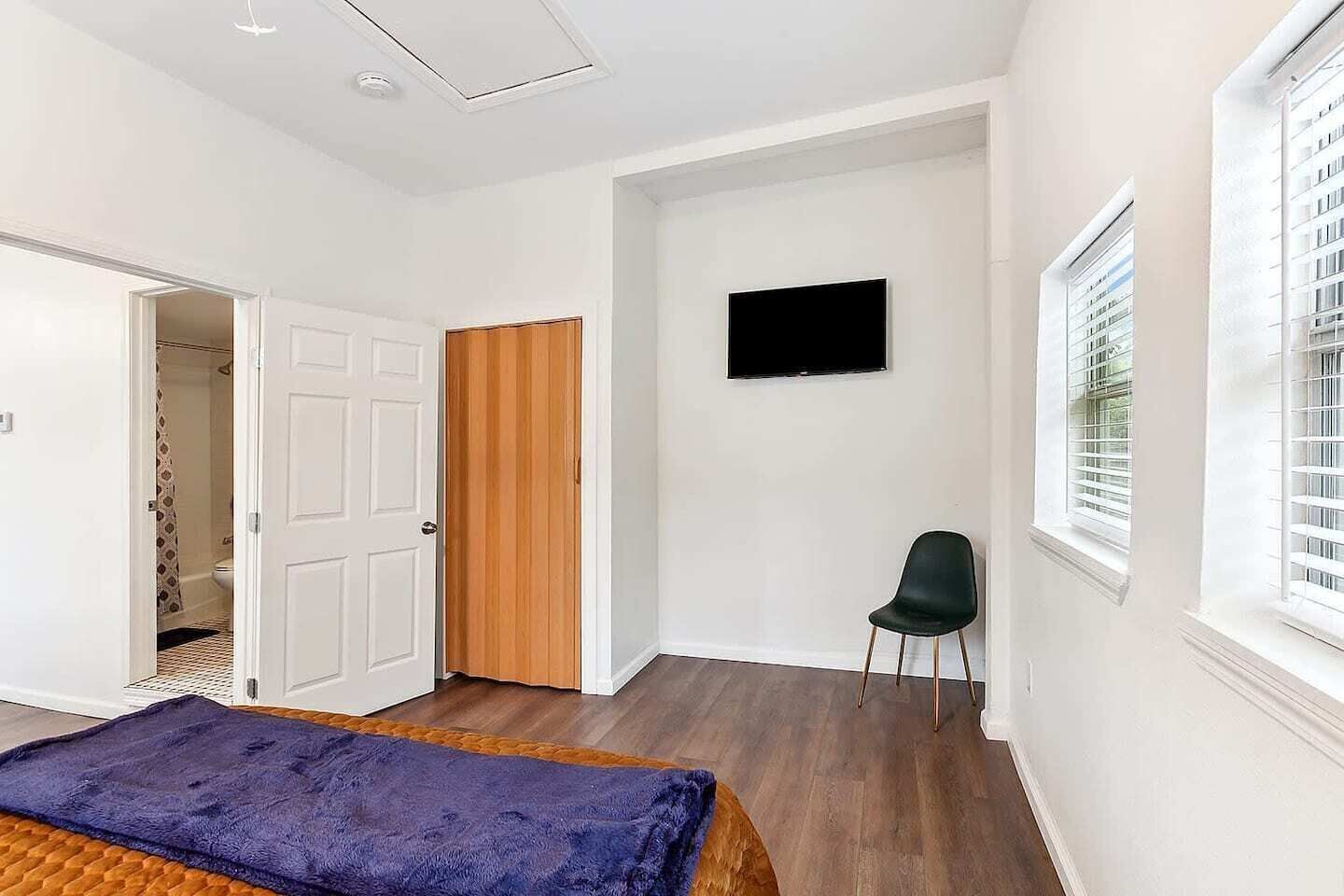 5 bedrooms, iron/ironing board, free WiFi, bed sheets