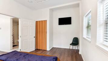 5 bedrooms, iron/ironing board, free WiFi, bed sheets