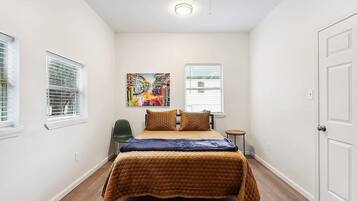 5 bedrooms, iron/ironing board, free WiFi, bed sheets