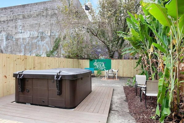 Outdoor dining - NOLA Chic 5BR Retreat w/ Hot Tub in the City (New Orleans)