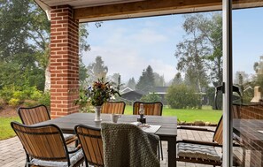 Outdoor dining - Nice home in Fårvang with outdoor swimming pool (Fårvang)