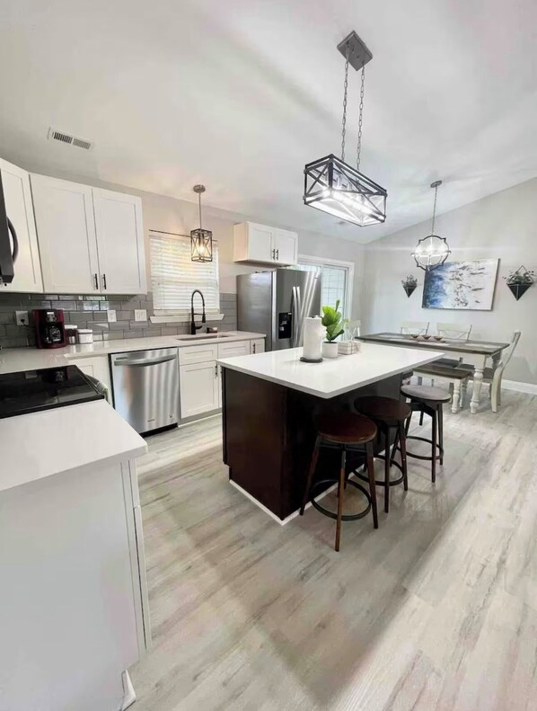 Private kitchen - Serene 3-bedroom house w/ big yard in Jacksonville (Jacksonville)