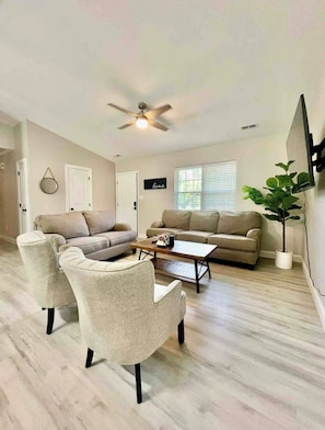 Living area - Serene 3-bedroom house w/ big yard in Jacksonville (Jacksonville)