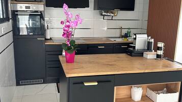 Réfrigérateur, micro-ondes, four, plaque de cuisson