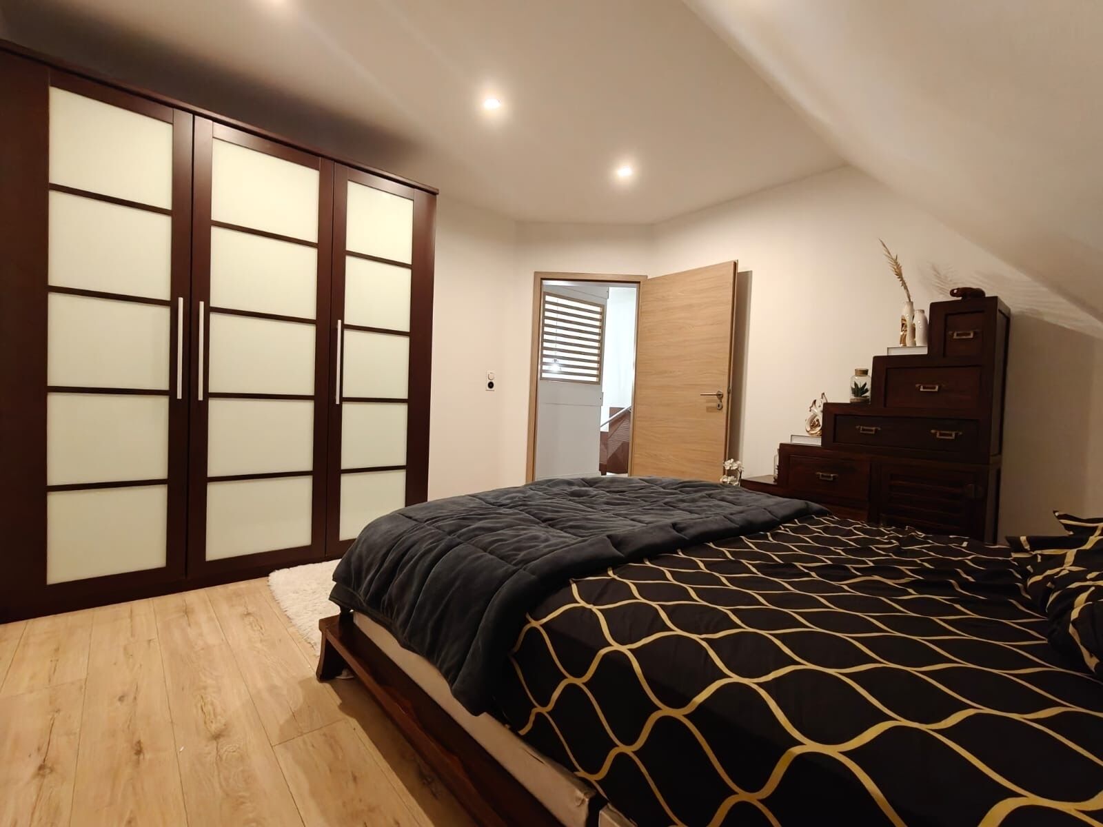 4 habitaciones, escritorio, tabla de planchar con plancha y wifi gratis 