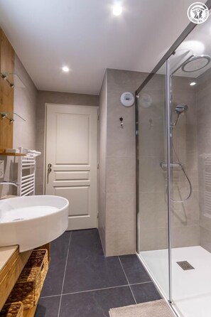 Een douche, een haardroger, handdoeken