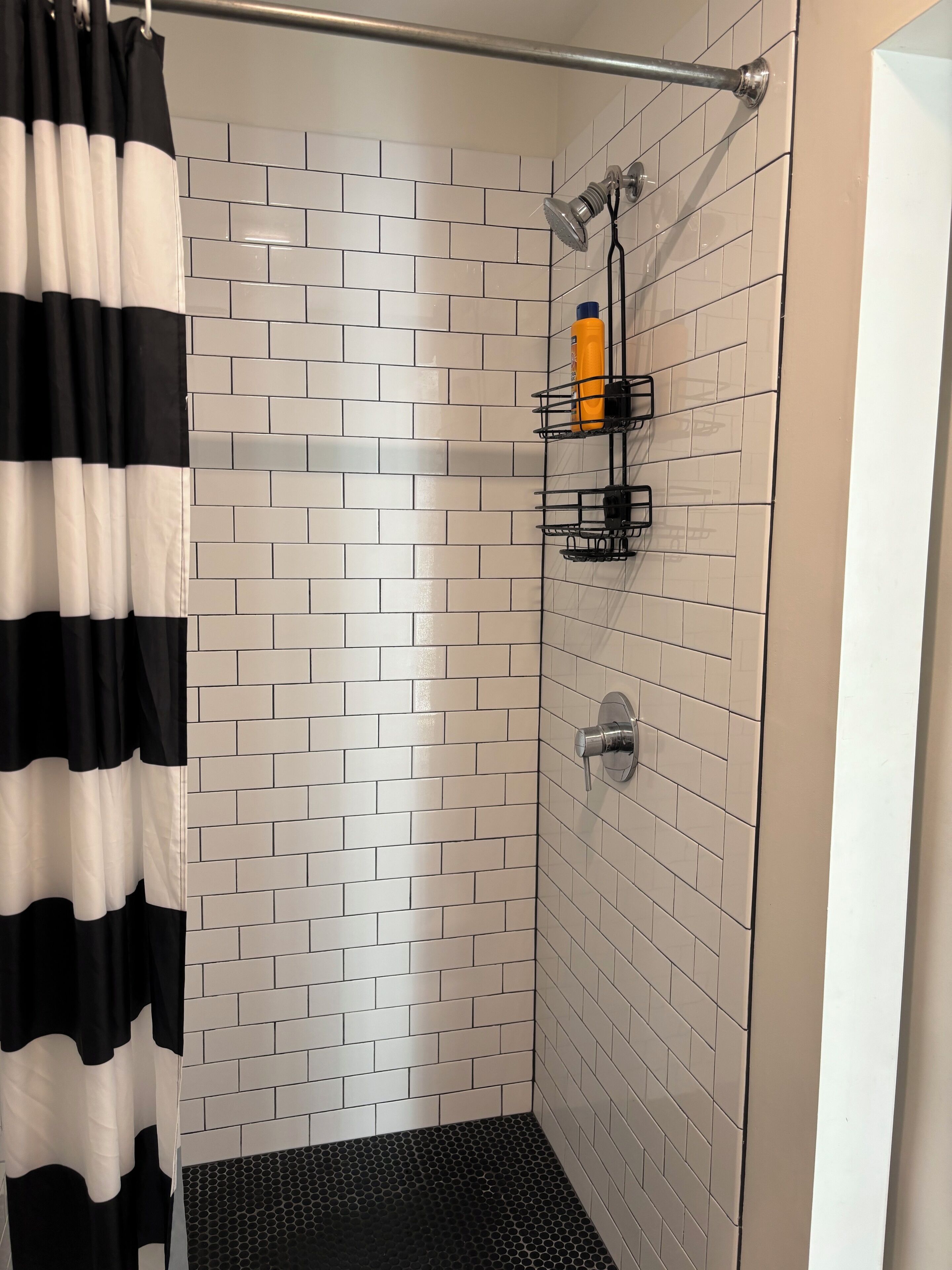 Secador de pelo, jabón, champú y papel higiénico