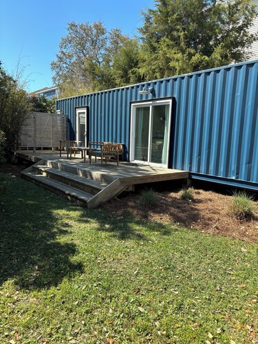 Cozy and Comfortable Shipping Container House -Pet Friendly-Easy Walk to Beach