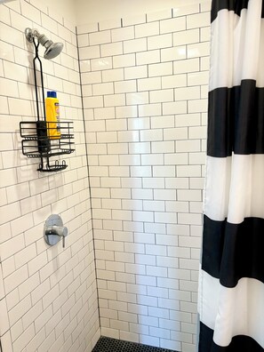 Secador de pelo, jabón, shampoo, papel higiénico