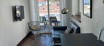 Cozy and Comfortable Shipping Container House -Pet Friendly-Easy Walk to Beach