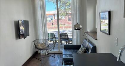Cozy and Comfortable Shipping Container House -Pet Friendly-Easy Walk to Beach