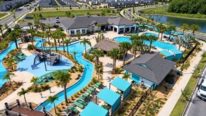 Een resort met een zwembad, een lounge en uitzicht op het omliggende landschap.