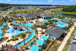 Ein Resort mit Schwimmbad, Liegebereichen und Blick auf die umliegende Landschaft.