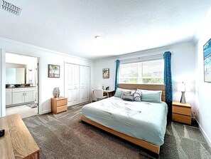 4 chambres, bureau, fer et planche à repasser, lit de bébé portatif
