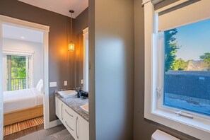 5 bedrooms, iron/ironing board, free WiFi, bed sheets - Downtown B&B. King Balcony Room w/TV. (Sarasota)