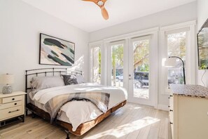 10 bedrooms, iron/ironing board, WiFi, bed sheets - Heated Saltwater Pool and Hot Tub, Walk Downtown. (Sarasota)