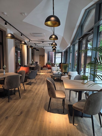 Restaurante. Dom Nazaret - Close to Airport 24h