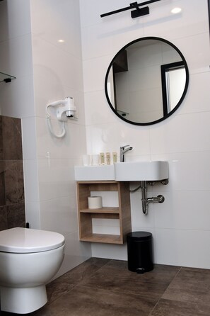Classic Triple Room, Garden View | Bathroom | Shower, free toiletries, hair dryer, towels
