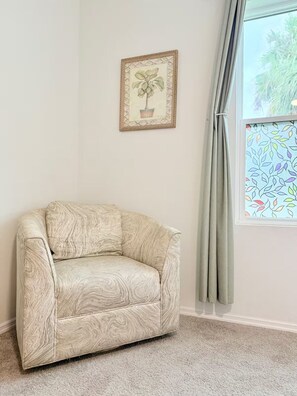 TV, fireplace - Clean + Private QUEEN Room w/Hot Tub, Grill (Sarasota)