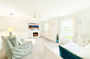 10 bedrooms, iron/ironing board, WiFi, bed sheets - Clean + Private QUEEN Room w/Hot Tub, Grill (Sarasota)