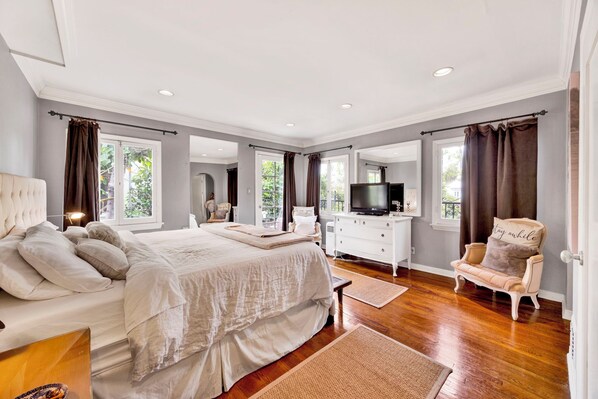 4 bedrooms, iron/ironing board, WiFi, bed sheets