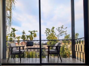 Chambre Double Confort, balcon, vue piscine | Vue de la chambre