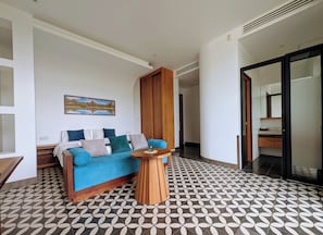 Chambre Confort double, balcon, vue sur la piscine | Lit avec matelas en mousse à mémoire, bureau, rideaux d’obscurcissement