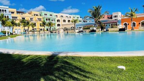 2 piscines extérieures