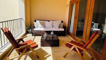 Apartamento de lujo, balcón, vistas al puerto deportivo | Balcón