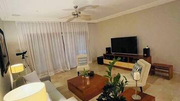Apartamento de lujo, balcón, vistas al puerto deportivo | Zona de estar | Smart TV de 50 pulgadas con canales digitales, Netflix